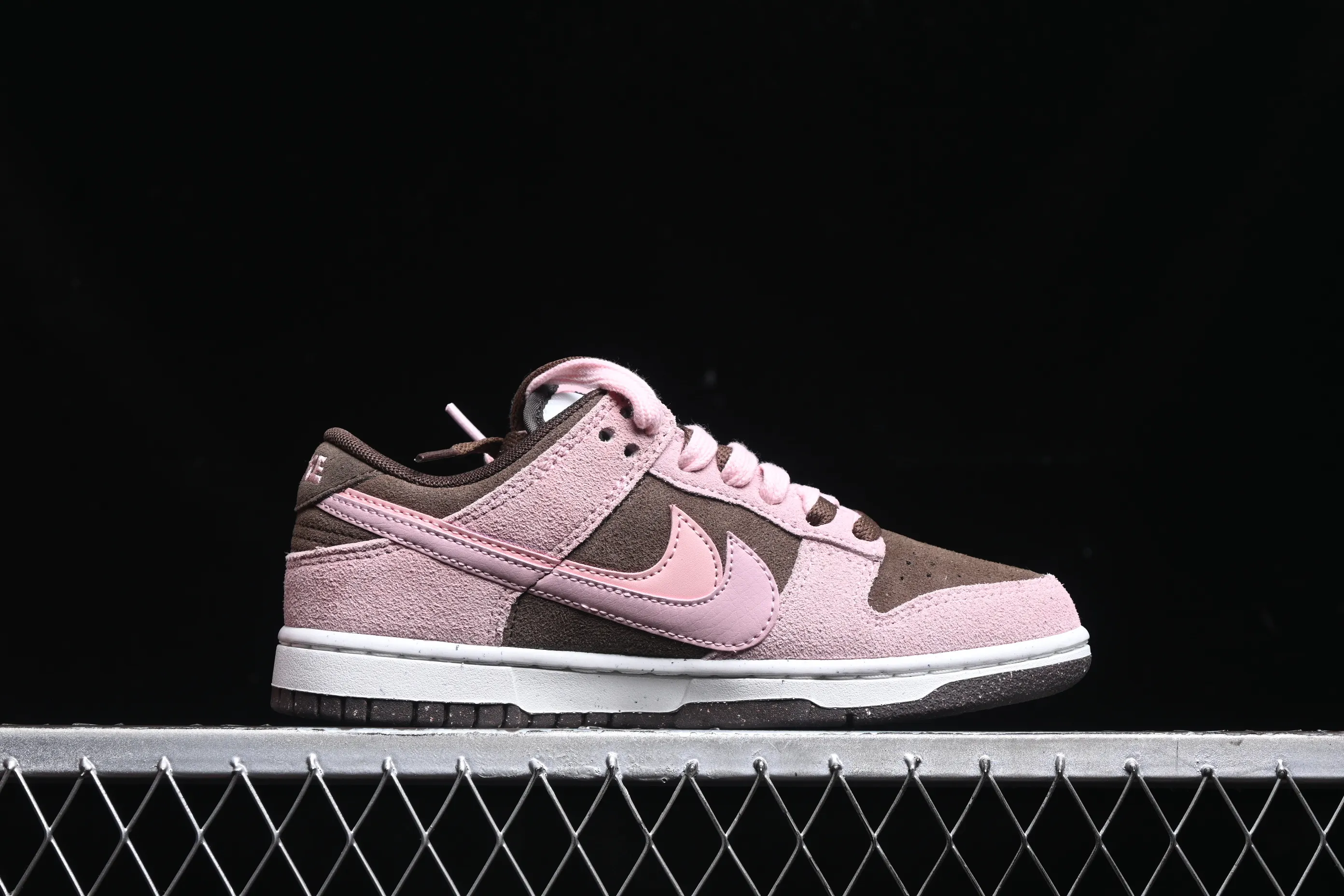 All categories Nk SB Dunk series Nk SB Dunk Low low-top sneakers Nk Dunk Low 85 double hook series Strawberry chestnut SB low-top sports and leisure sneakers HV1799-161
